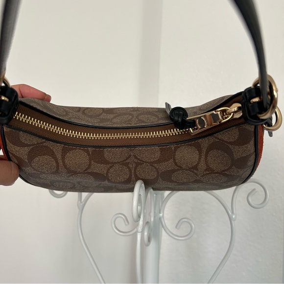 Coach Kleo Hobo In Signature Canvas - Picture 6 of 8